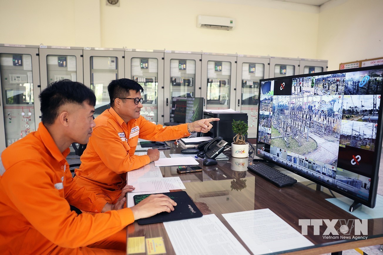 Ca trực điều hành quản lý và vận hành hệ thống điện ở trạm biến áp 110kV, quận Hồng Bàng, thành phố Hải Phòng. (Ảnh: Vũ Sinh/TTXVN)